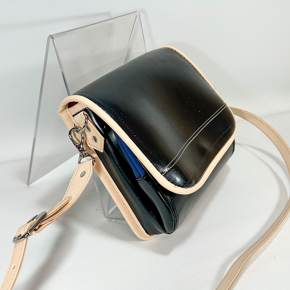 ランドセルリメイク・レザー製品の専門店カナーズ・ジャパン|オーダーメイドの贈り物に人気の”ショルダーポーチ〈オーダーメイド〉”画像です。