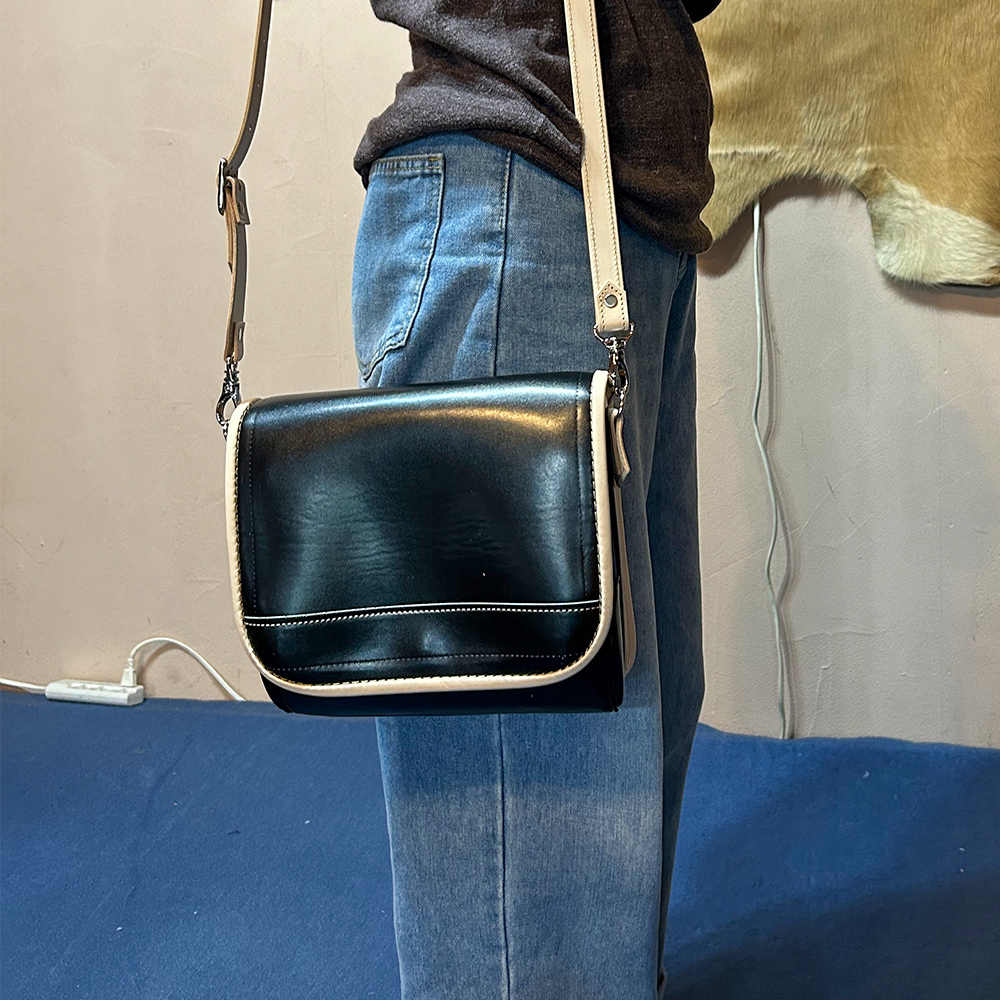 ランドセルリメイク・レザー製品の専門店カナーズ・ジャパン|オーダーメイドの贈り物に人気の”ショルダーポーチ〈オーダーメイド〉”画像です。