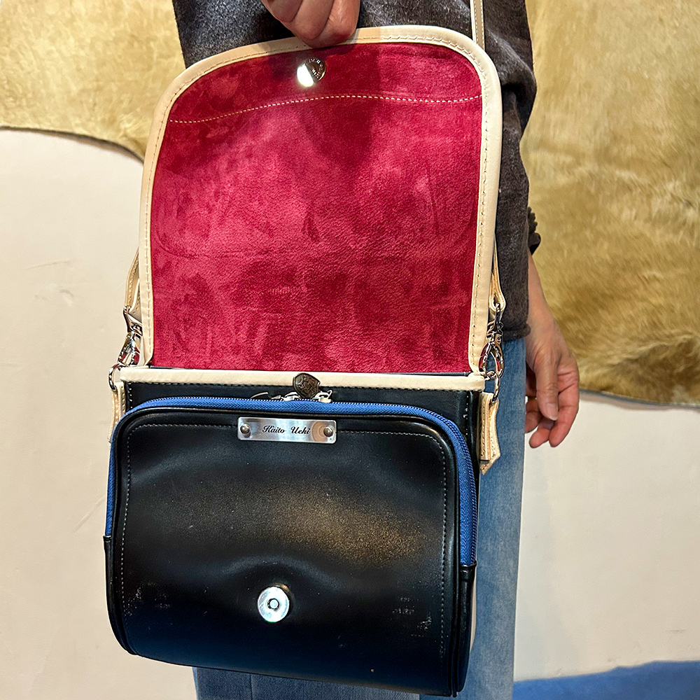 ランドセルリメイク・レザー製品の専門店カナーズ・ジャパン|オーダーメイドの贈り物に人気の”ショルダーポーチ〈オーダーメイド〉”画像です。