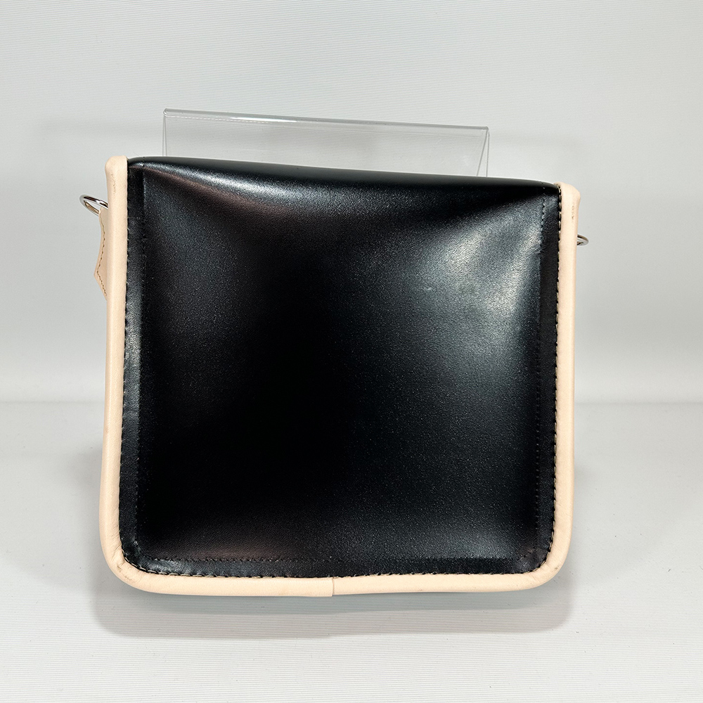 ランドセルリメイク・レザー製品の専門店カナーズ・ジャパン|オーダーメイドの贈り物に人気の”ショルダーポーチ〈オーダーメイド〉”画像です。