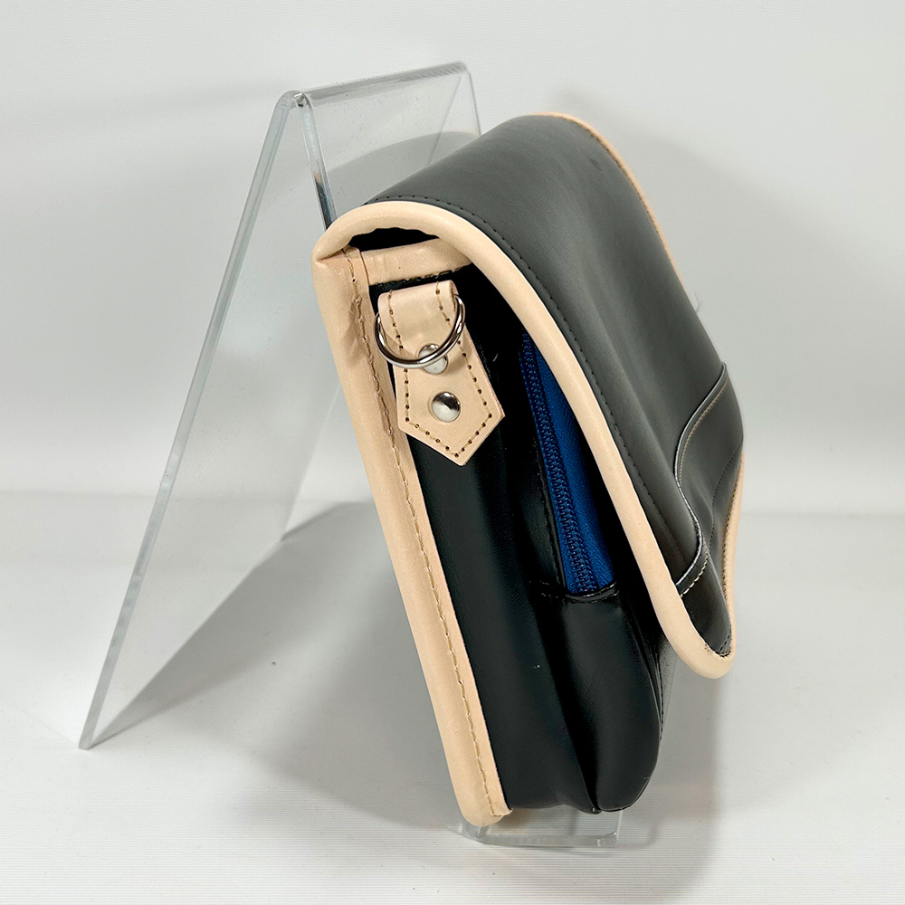 ランドセルリメイク・レザー製品の専門店カナーズ・ジャパン|オーダーメイドの贈り物に人気の”ショルダーポーチ〈オーダーメイド〉”画像です。