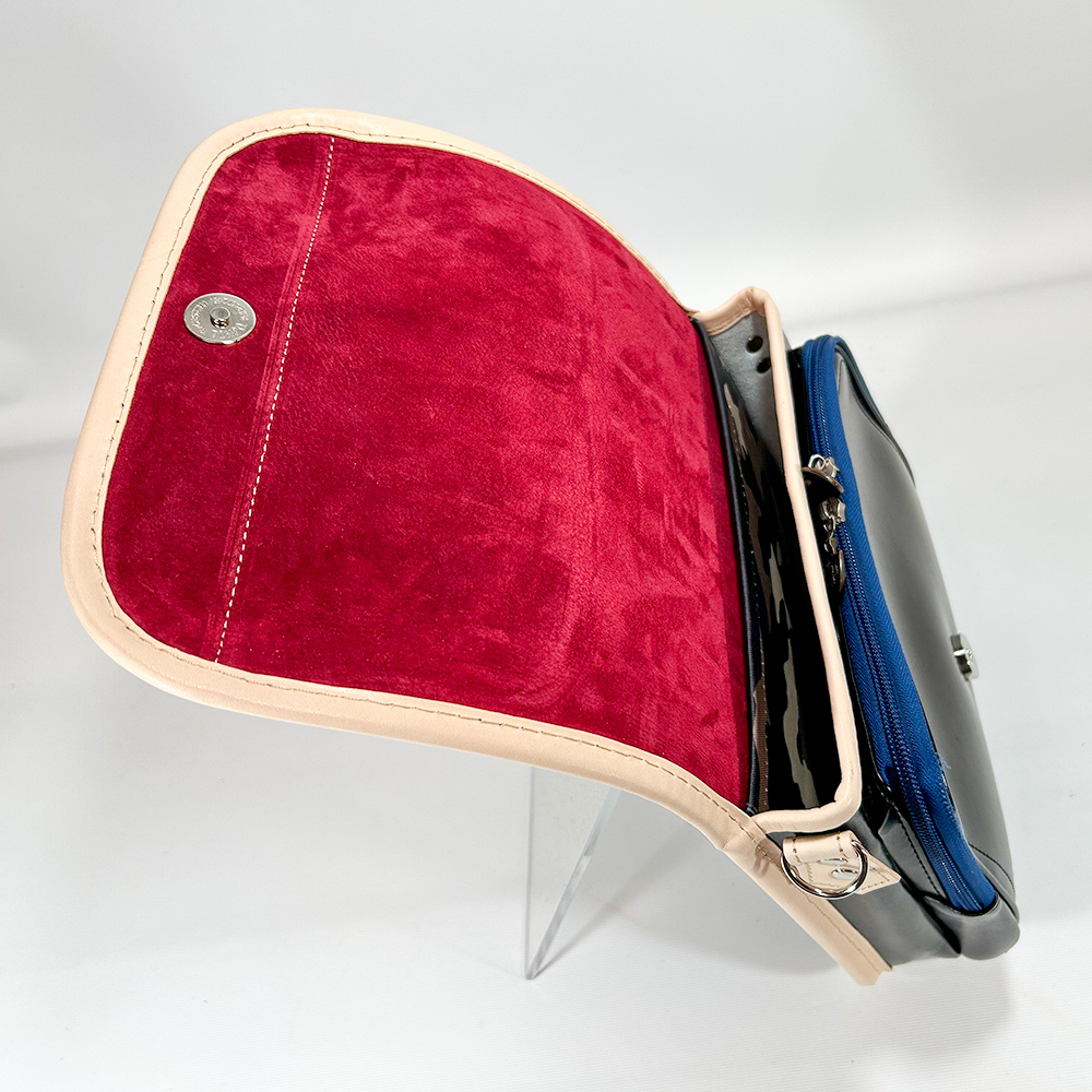 ランドセルリメイク・レザー製品の専門店カナーズ・ジャパン|オーダーメイドの贈り物に人気の”ショルダーポーチ〈オーダーメイド〉”画像です。