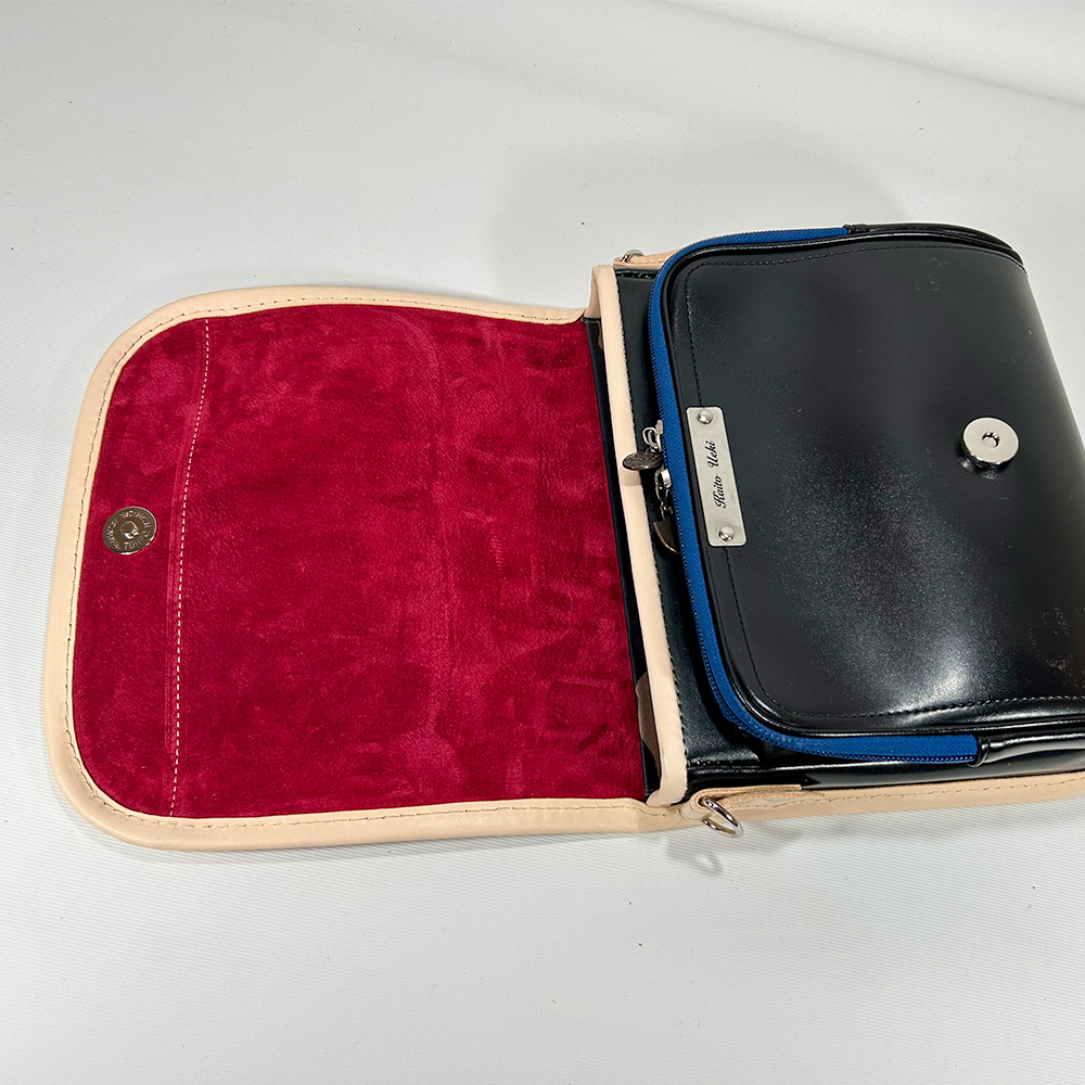 ランドセルリメイク・レザー製品の専門店カナーズ・ジャパン|オーダーメイドの贈り物に人気の”ショルダーポーチ〈オーダーメイド〉”画像です。