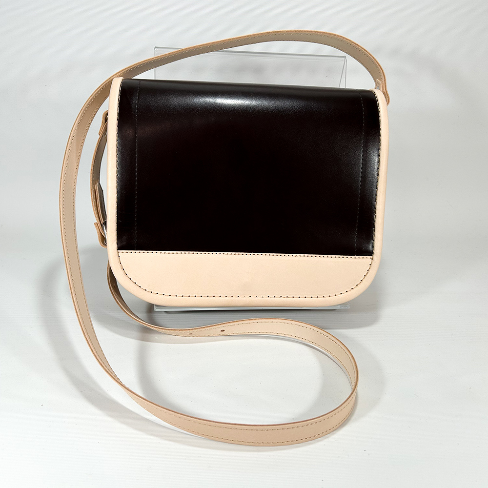 ランドセルリメイク・レザー製品の専門店カナーズ・ジャパン|オーダーメイドの贈り物に人気の”ショルダーポーチ〈オーダーメイド〉”画像です。