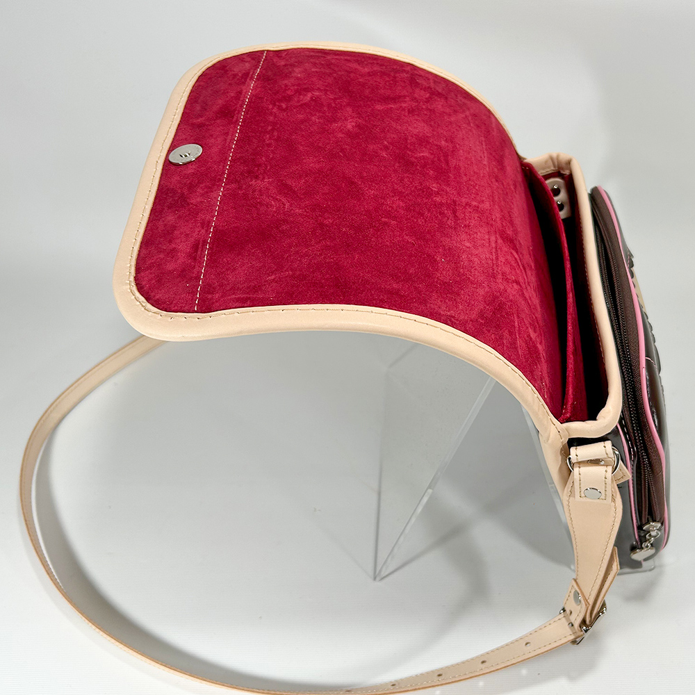 ランドセルリメイク・レザー製品の専門店カナーズ・ジャパン|オーダーメイドの贈り物に人気の”ショルダーポーチ〈オーダーメイド〉”画像です。