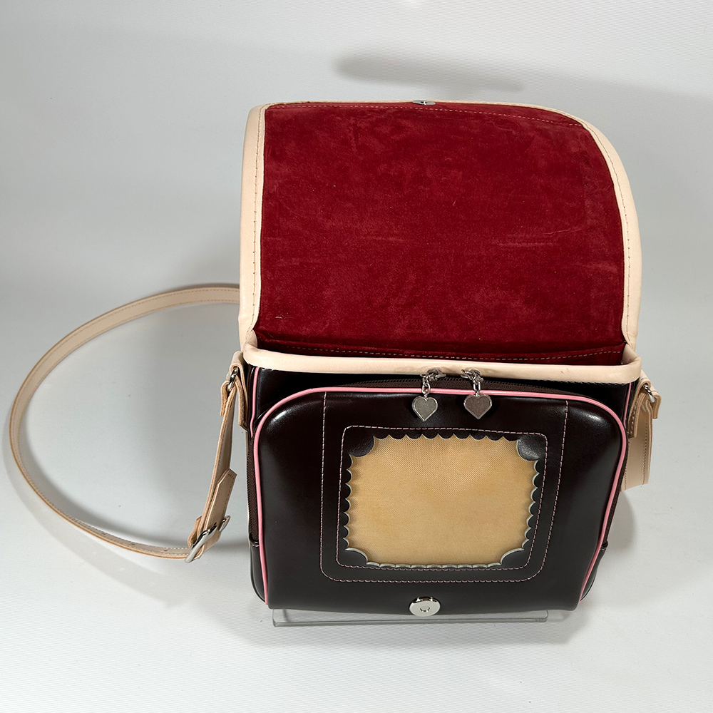 ランドセルリメイク・レザー製品の専門店カナーズ・ジャパン|オーダーメイドの贈り物に人気の”ショルダーポーチ〈オーダーメイド〉”画像です。