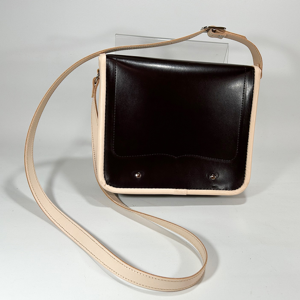 ランドセルリメイク・レザー製品の専門店カナーズ・ジャパン|オーダーメイドの贈り物に人気の”ショルダーポーチ〈オーダーメイド〉”画像です。