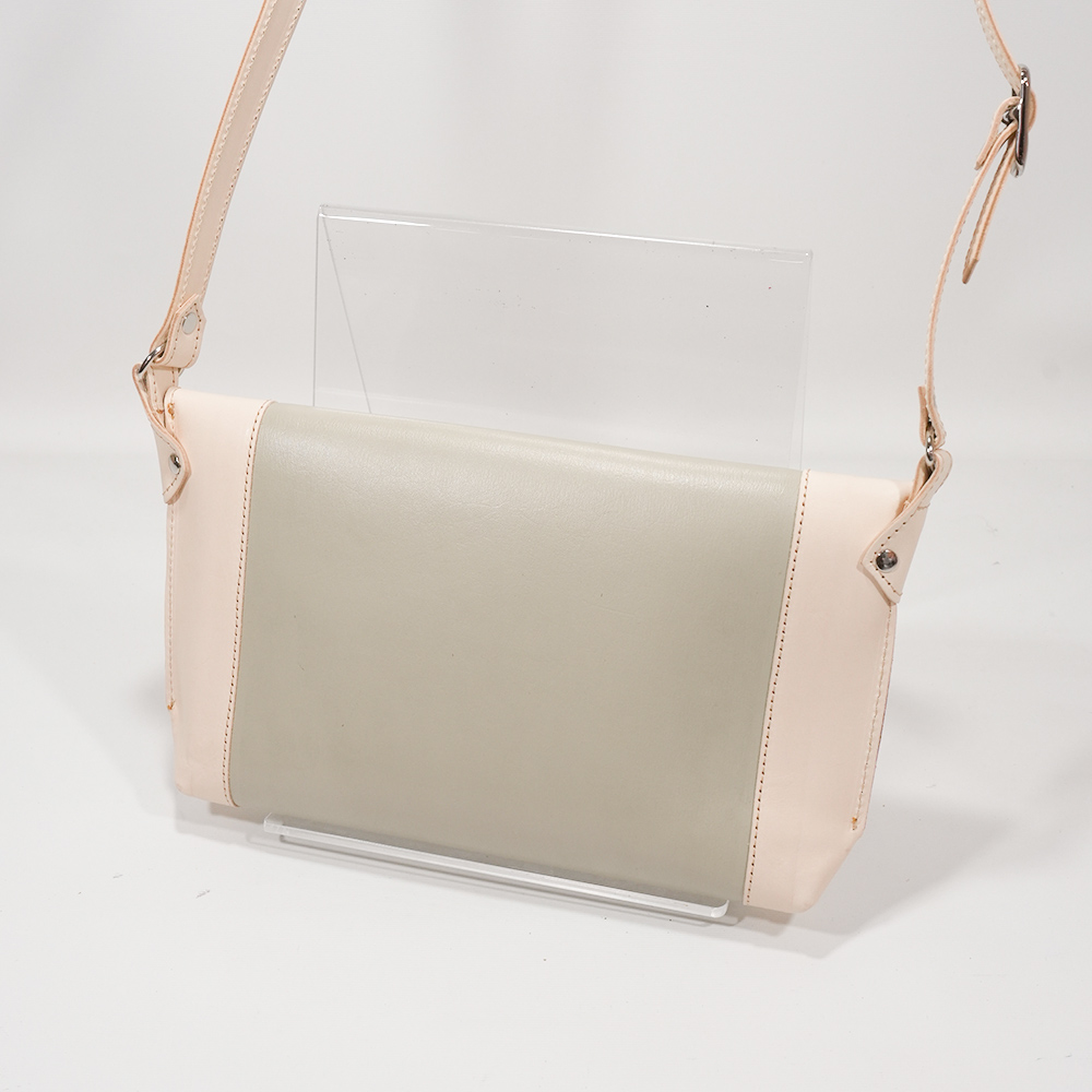 ランドセルリメイク・レザー製品の専門店カナーズ・ジャパン｜オーダーメイドの贈り物に人気の”ショルダーポーチ〈スエード裏地仕様〉”画像です。