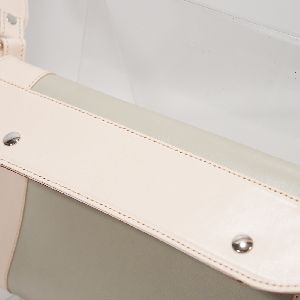 ランドセルリメイク・レザー製品の専門店カナーズ・ジャパン｜オーダーメイドの贈り物に人気の”ショルダーポーチ〈スエード裏地仕様〉”画像です。