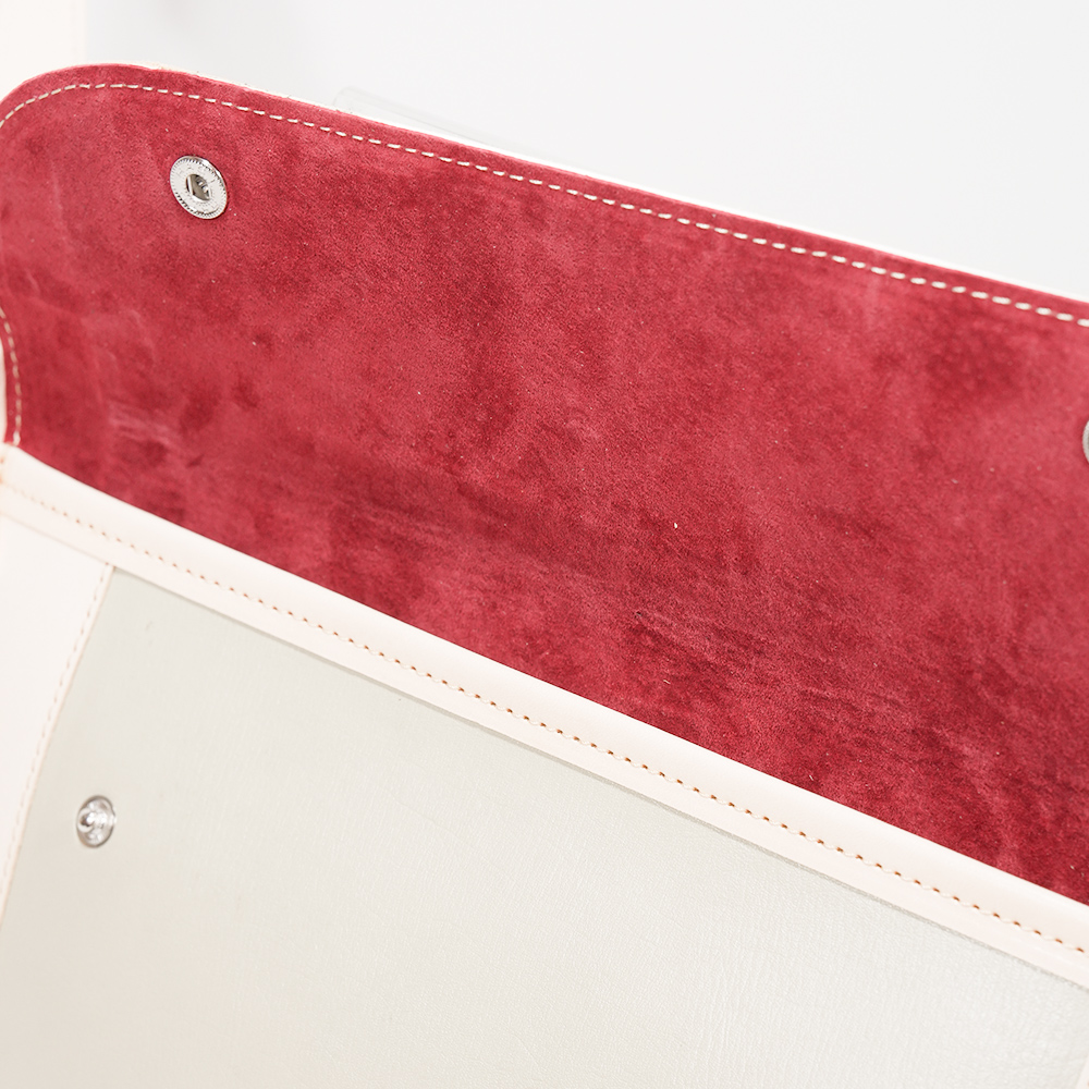 ランドセルリメイク・レザー製品の専門店カナーズ・ジャパン｜オーダーメイドの贈り物に人気の”ショルダーポーチ〈スエード裏地仕様〉”画像です。