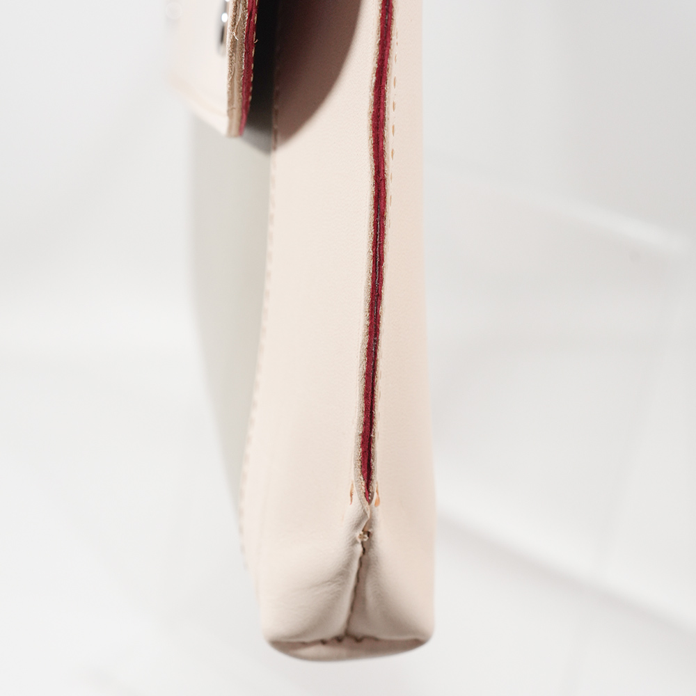 ランドセルリメイク・レザー製品の専門店カナーズ・ジャパン｜オーダーメイドの贈り物に人気の”ショルダーポーチ〈スエード裏地仕様〉”画像です。