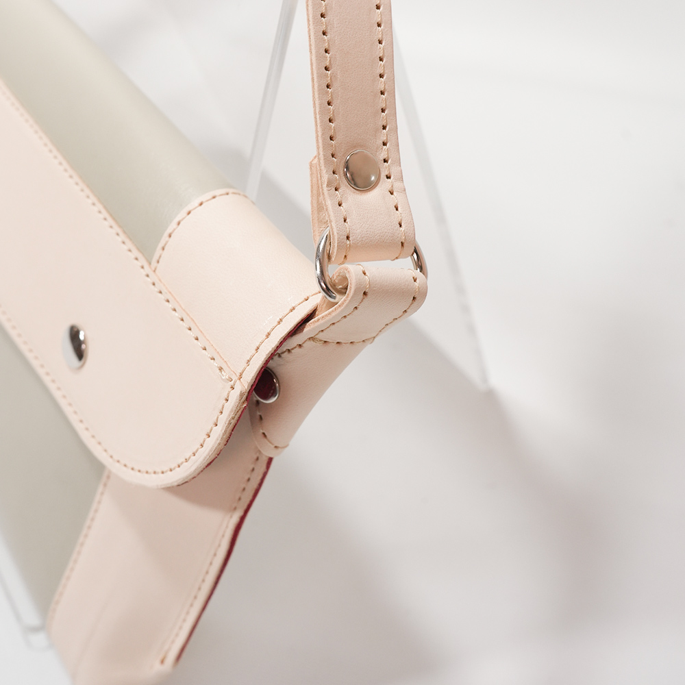 ランドセルリメイク・レザー製品の専門店カナーズ・ジャパン｜オーダーメイドの贈り物に人気の”ショルダーポーチ〈スエード裏地仕様〉”画像です。