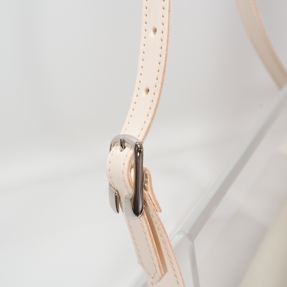 ランドセルリメイク・レザー製品の専門店カナーズ・ジャパン｜オーダーメイドの贈り物に人気の”ショルダーポーチ〈スエード裏地仕様〉”画像です。