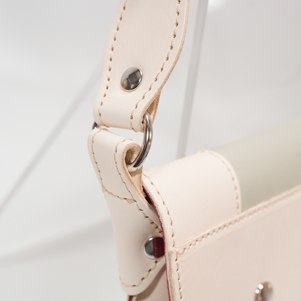 ランドセルリメイク・レザー製品の専門店カナーズ・ジャパン｜オーダーメイドの贈り物に人気の”ショルダーポーチ〈スエード裏地仕様〉”画像です。