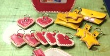 ランドセルリメイク・レザー製品の専門店カナーズ・ジャパン｜オーダーメイドの卒業記念や贈り物に人気の"ハートモチーフ キーホルダー〈レース編みデザイン〉"画像です。