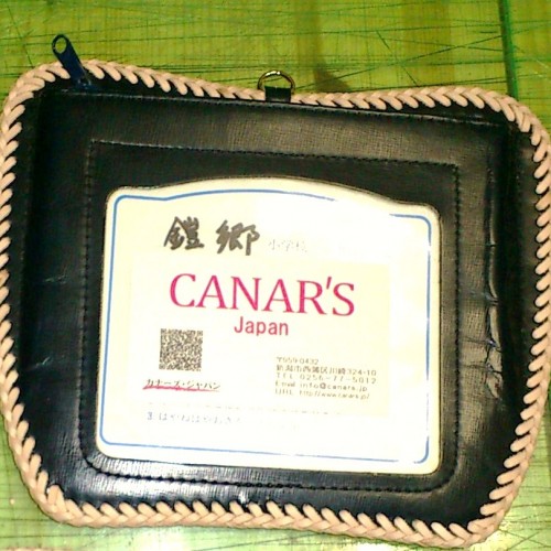 ランドセルリメイク・レザー製品の専門店カナーズ・ジャパン｜オーダーメイドの卒業記念や贈り物に人気の"フォトフレーム〈名前の窓仕様・レース編みデザイン〉”画像です。